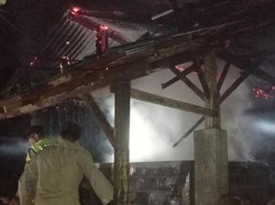Ditinggal Makan Pemiliknya, Gudang Kelapa di Suraberata Terbakar