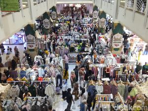 Warga Surabaya Sesaki Mal Jelang Lebaran, Tenan Pakaian Jadi Serbuan Belanja Warga Surabaya Sesaki Mal Jelang Lebaran, Tenan Pakaian Jadi Serbuan Belanja