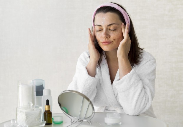 Skincare bermanfaat untuk membantu merawat kulit agar cerah dan glowing maksimal