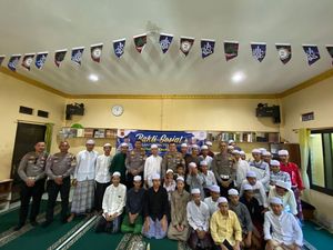 Bagikan Sembako di Pesantren Bogor, Polisi Imbau Tertib Berlalu Lintas