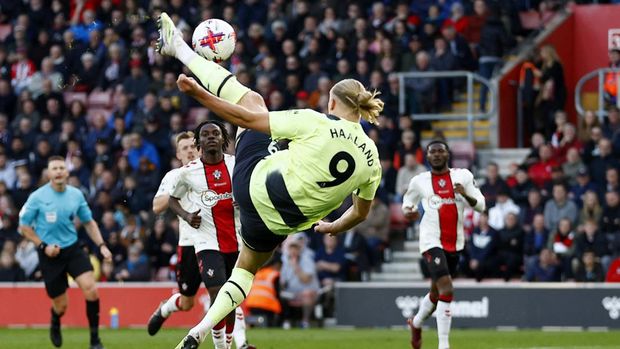 Soccer Football - Premier League - Southampton v Manchester City - St Mary's Stadium, Southampton, Britain - April 8, 2023 Manchester City's Erling Braut Haaland scores their third goal REUTERS/Peter Nicholls EDITORIAL USE ONLY. No use with unauthorized audio, video, data, fixture lists, club/league logos or 'live' services. Online in-match use limited to 75 images, no video emulation. No use in betting, games or single club /league/player publications.  Please contact your account representative for further details.