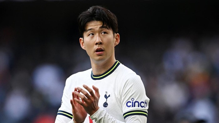 Soccer Football - Premier League - Tottenham Hotspur v Brighton & Hove Albion - Tottenham Hotspur Stadium, London, Britain - April 8, 2023 Tottenham Hotspurs Son Heung-min applauds fans after the match REUTERS/Dylan Martinez EDITORIAL USE ONLY. No use with unauthorized audio, video, data, fixture lists, club/league logos or live services. Online in-match use limited to 75 images, no video emulation. No use in betting, games or single club /league/player publications.  Please contact your account representative for further details.