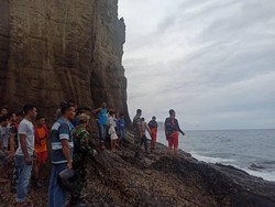 Asyik Mancing di Atas Batu, Remaja Hilang Tergulung Ombak