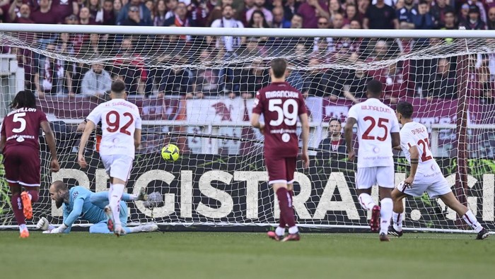 Romas Paulo Dybala, right, scores his teams first goal on a penalty kick during the Italian Serie A soccer match between Torino and Roma, at the Olimpico Grande Torino Stadium in Turin, Italy, Saturday, April 8, 2023.  (Fabio Ferrari/LaPresse via AP)