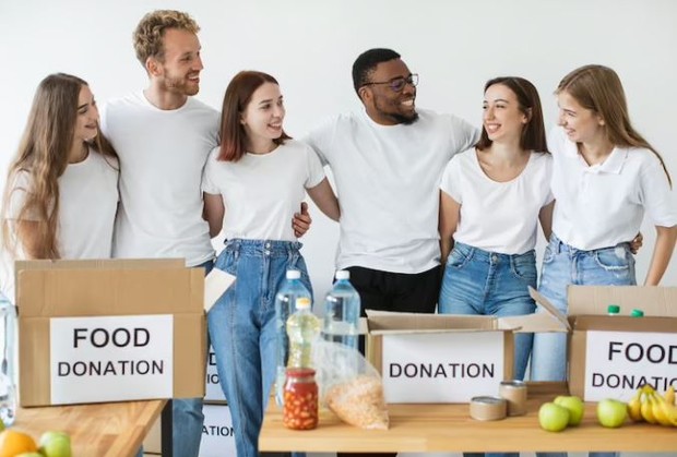 Perempua memegang keranjang berisi baju