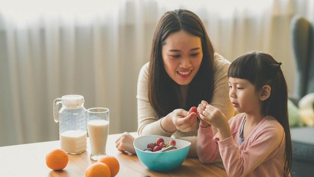 13 Buah Tinggi Serat yang Bagus untuk Kesehatan & Kecerdasan Anak