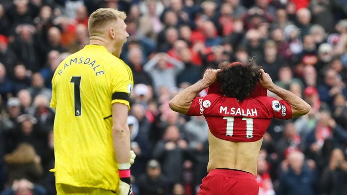 LIVERPOOL, ENGLAND - APRIL 09: Mohamed Salah of Liverpool reacts after missing a penalty kick as Aaron Ramsdale of Arsenal 
looks on during the Premier League match between Liverpool FC and Arsenal FC at Anfield on April 09, 2023 in Liverpool, England. (Photo by Shaun Botterill/Getty Images)