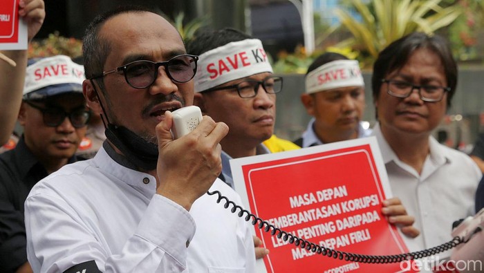 Mantan pimpinan KPK seperti Abraham Samad dan Saut Situmorang turun gunung melakukan aksi tolak #KPKDikorupsi di Gedung Merah Putih KPK, Jakarta, Senin (10/4/2023). Mereka meneriakkan copot Firli.