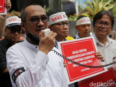 Abraham Samad-Denny Indrayana Demo di KPK Minta Firli Dicopot