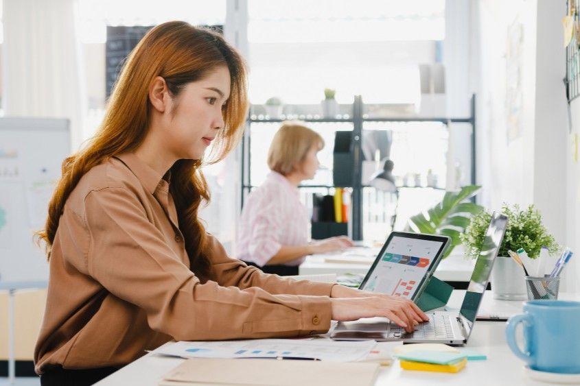 Penting untuk mempelajari budaya perusahaan di tempat kerja baru.