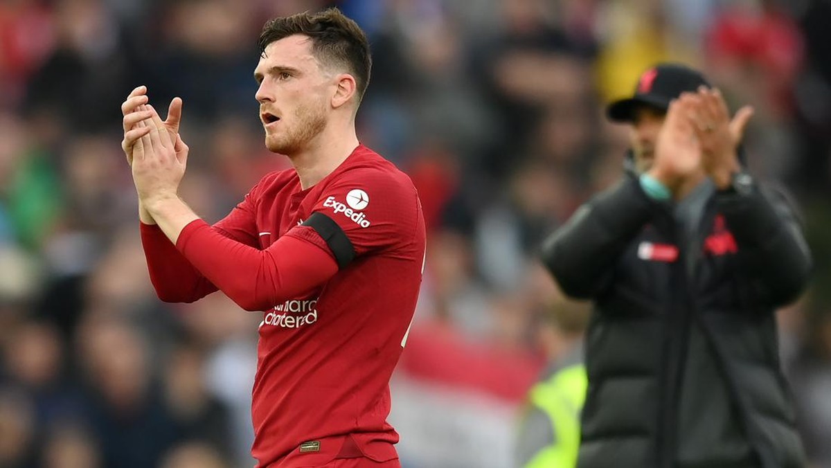 Andy Robertson disikut hakim garis, pelakunya diminta mendapat hukuman berat. (Foto: Shaun Botterill/Getty Images)