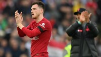 Bek Liverpool Andy Robertson menjalani operasi bahu pada Oktober lalu. Selama Robertson absen, posisi bek kiri Liverpool ditempati oleh Kostas Tsimikas. Foto: Shaun Botterill/Getty Images