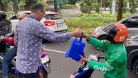 Berbagi Takjil untuk Pengendara yang Lewat