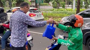 Berbagi Takjil untuk Pengendara yang Lewat