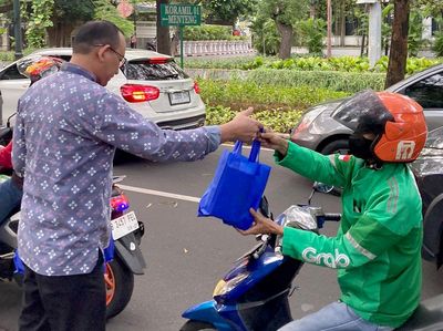 Berbagi Takjil untuk Pengendara yang Lewat