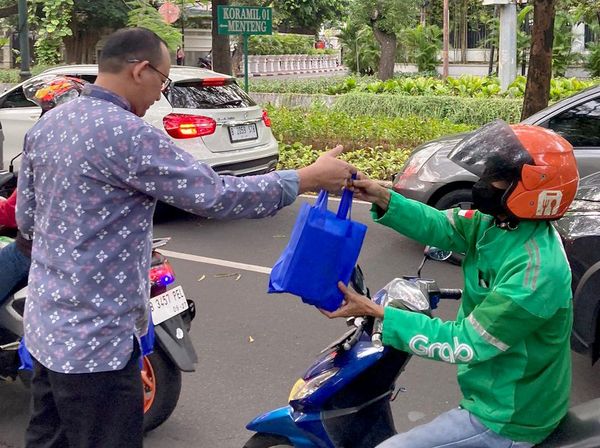 Berbagi Takjil untuk Pengendara yang Lewat