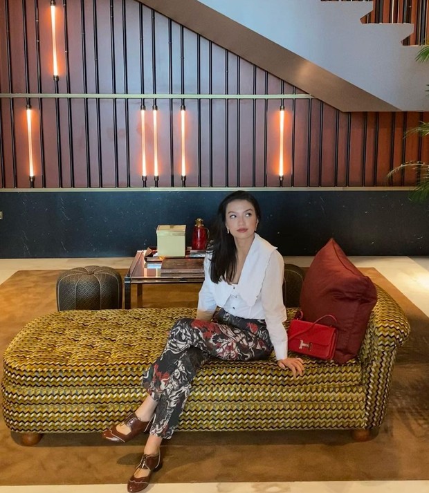 Berkeliling ke Arrowhead Park dengan Kemeja Putih dan Celana Bermotif. Foto Instagram: Ralineshah