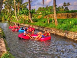 Ngabuburit! Yuk Main Tubing Susuri Sawah dan Tebing di Penarungan