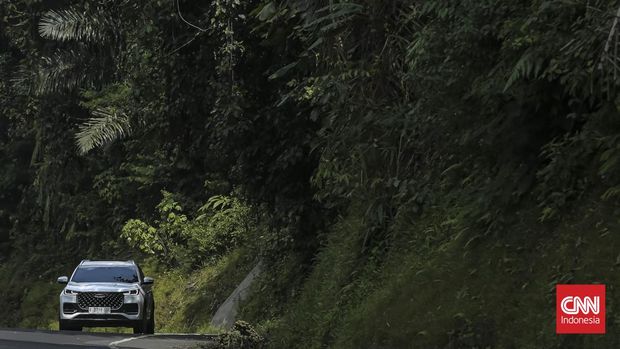 SUV Chery Tiggo 8 Pro saat melintas di jalur Cadas Pangeran. Sumedang, Selasa, 21 Maret 2023. CNN Indonesia/Adhi Wicaksono