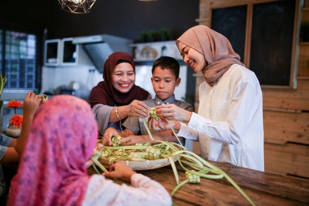 Cara masak ketupat agar cepat matang/ Foto: iStockphoto Cara masak ketupat agar cepat matang