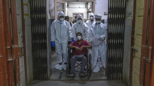 COVID-19 Melonjak, Nakes India Latihan Penanganan dengan Fasilitas RS