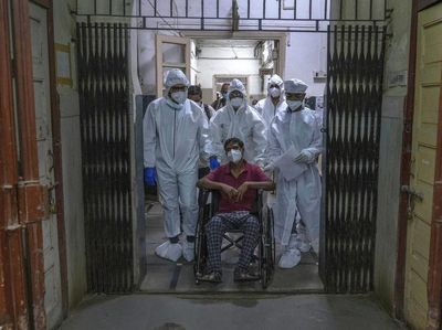 COVID-19 Melonjak, Nakes India Latihan Penanganan dengan Fasilitas RS