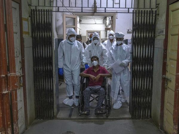 COVID-19 Melonjak, Nakes India Latihan Penanganan dengan Fasilitas RS