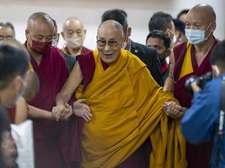 Permintaan Maaf Dalai Lama Usai Dihujat gegara Minta Bocah Hisap Lidahnya!