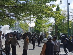 Demo Tolak UU Ciptaker di Palopo Ricuh, 1 Polisi Luka Kena Lemparan Batu Demo Tolak UU Ciptaker di Palopo Ricuh, 1 Polisi Luka Kena Lemparan Batu