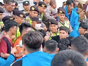 Demo Tolak UU Ciptaker Ricuh, Mahasiswa Paksa Masuk Gedung DPRD Jambi Demo Tolak UU Ciptaker Ricuh, Mahasiswa Paksa Masuk Gedung DPRD Jambi