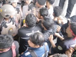 Demo UU Cipta Kerja di Gorontalo Ricuh, Pagar Kantor DPRD Roboh!