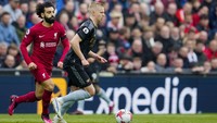 Arsenal mengambil inisiatif serangan sejak menit awal dan langsung menekan Liverpool. 