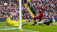 Salah mencetak gol setelah memanfaatkan umpan dari backheel Henderson di menit ke-42. 