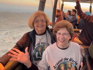 Potret Nenek-nenek Gaul: Keliling Dunia Berdua, Bikin Iri Anak Muda!