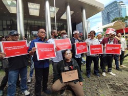 Samad hingga Saut Situmorang Demo di KPK, Bawa Topeng Firli Pelanggar Etik