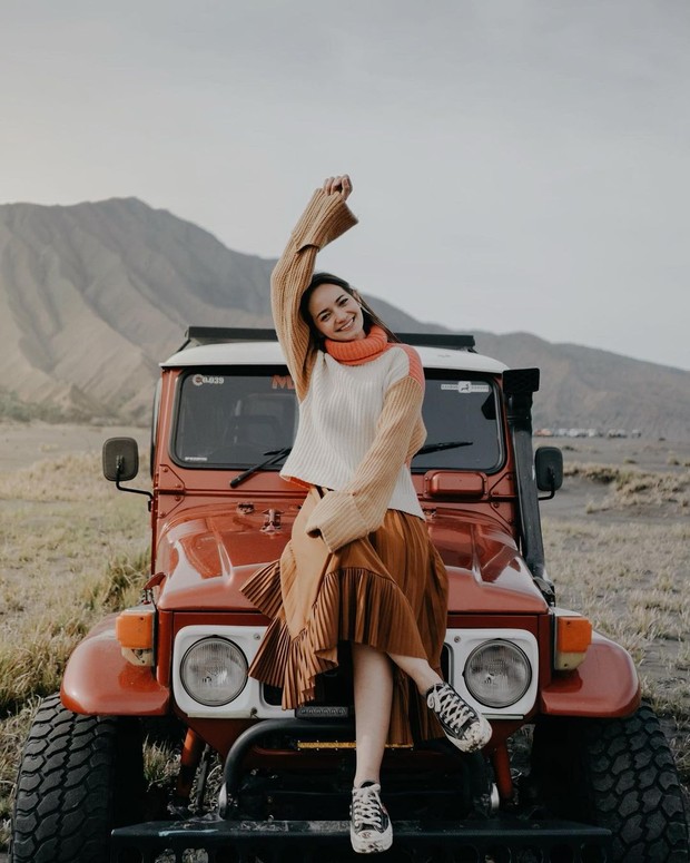 Enzy Storia dengan Colorfull Sweater dan Pleated Skirt. Foto Instagram: enzystoria