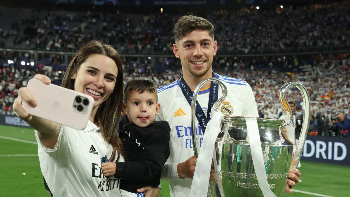Federico Valverde dan pacarnya Mina Bonino (UEFA via Getty Images/Alexander Hassenstein - UEFA)