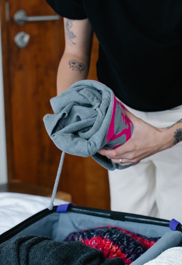 Foto: pexels.com/Timur Weber Gulung pakaian dalam koper/