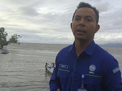 Gelombang Tinggi di Pantai Oesapa Akibat Potensi Bibit Siklon 98S