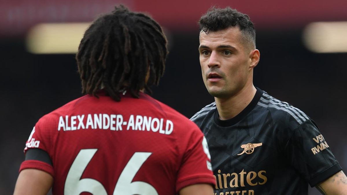 Momen ribut Granit Xhaka vs Trent Alexander-Arnold. (Foto: David Price/Arsenal FC via Getty Images)