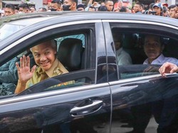 Melihat Lagi Momen Jokowi dan Ganjar Semobil-Kompak Berkemeja Putih