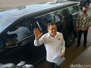 Hary Tanoe Tiba di Markas Golkar, Disambut Sekjen Lodewijk Hary Tanoe Tiba di Markas Golkar, Disambut Sekjen Lodewijk