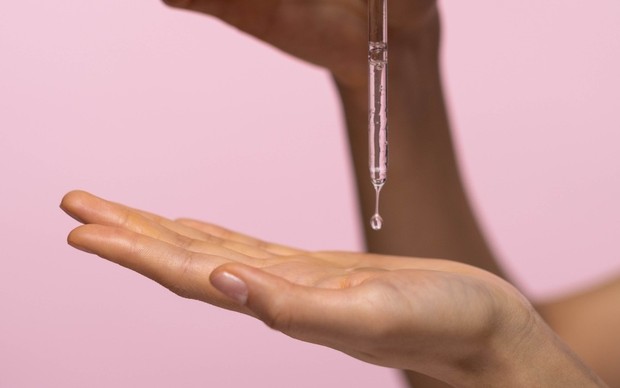 Ilustrasi aplikasi serum wajah/Foto: pexels.com/Ron Lach Ilustrasi aplikasi serum wajah/Foto: pexels.com/Ron Lach