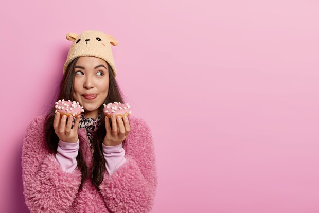 Ilustrasi menghindari makan manis/Foto: Freepik/wayhomestudio Ilustrasi menghindari makan manis/Foto: Freepik/wayhomestudio