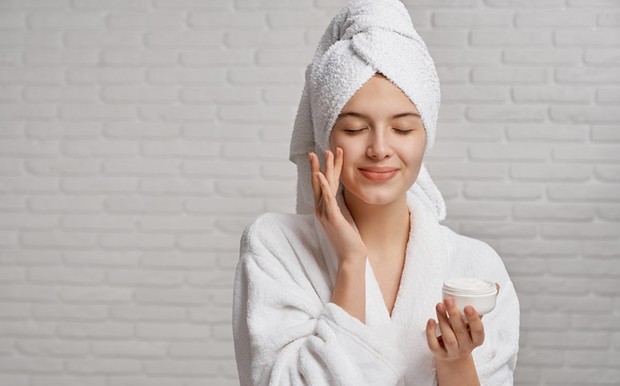 Ilustrasi pemakaian moisturizer dalam rutinitas skincare/Foto: freepik.com/ArtPhoto_studio Ilustrasi pemakaian moisturizer dalam rutinitas skincare/Foto: freepik.com/ArtPhoto_studio