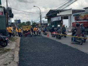 Gus Yani Gerak Cepat Perbaiki Jalan Menganti yang Rusak Ditanam Pohon Pisang Gus Yani Gerak Cepat Perbaiki Jalan Menganti yang Rusak Ditanam Pohon Pisang