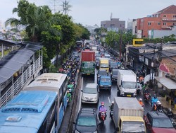Jalan Daan Mogot Jakbar Macet Parah, Motor-Mobil Terobos Busway