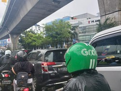 Jakarta Diguyur Hujan, Lalin Jalan Tendean Arah Wolter Monginsidi Macet