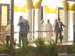 Jokowi Tarawih Bareng Menteri Energi UEA di Masjid Raya Sheikh Zayed Solo