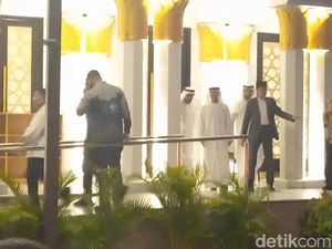 Jokowi Tarawih Bareng Menteri Energi UEA di Masjid Raya Sheikh Zayed Solo Jokowi Tarawih Bareng Menteri Energi UEA di Masjid Raya Sheikh Zayed Solo
